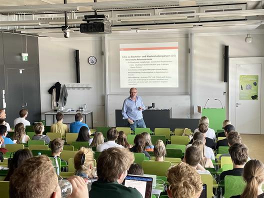 Allgemeine Informationen und Wissenswertes über das Bachelor- und Master-Studium durch den Vorsitzenden des Prüfungsausschusses
(10:30 - 11:00 Uhr)
Prof. Dr. Peter C. Fischer